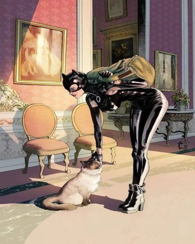 catwoman acariciando a sus gatos