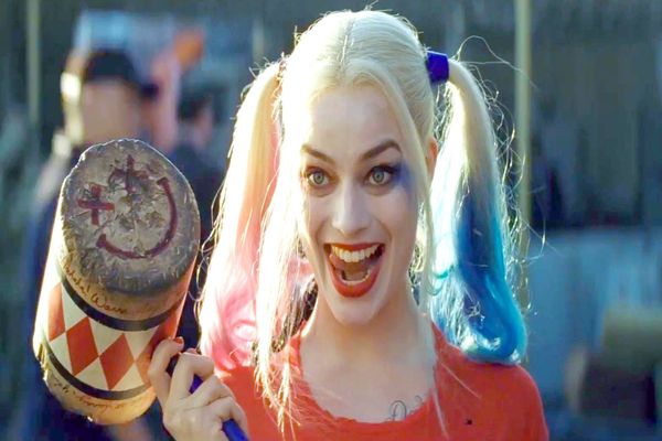 margot robbie con el martillo de harley quinn
