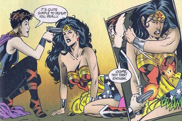 wonder woman siendo herida por una villana